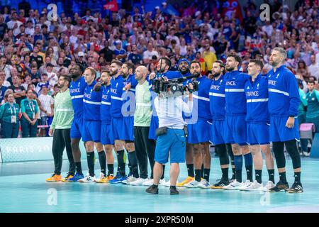 Lille, Frankreich. August 2024. LILLE, FRANKREICH - 7. AUGUST: Team von Frankreich während der Handball - Olympischen Spiele Paris 2024 - Viertelfinalspiel der Männer zwischen Deutschland und Frankreich im Stade Pierre Mauroy am 7. August 2024 in Lille, Frankreich. (Foto von Henk Seppen/Orange Pictures) Credit: Orange Pics BV/Alamy Live News Stockfoto