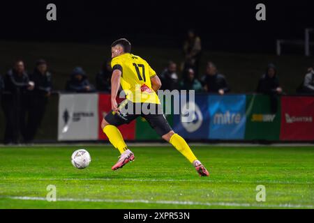 Cranbourne, Victoria, Australien. August 2024. JOSH PIN (17) lässt die Kugel zum Rand des Kastens hin laufen. Heidelberg United FC war Gastgeber des Central Coast Mariners FC im Olympiapark in Heidelberg. (Kreditbild: © James Forrester/ZUMA Press Wire) NUR REDAKTIONELLE VERWENDUNG! Nicht für kommerzielle ZWECKE! Stockfoto