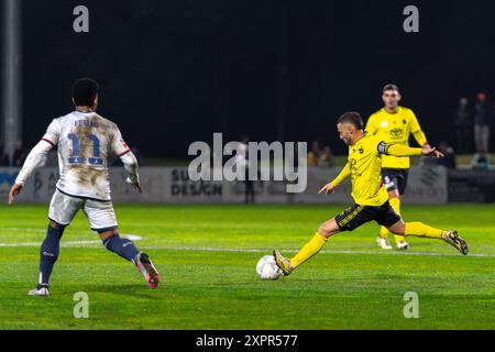 Cranbourne, Victoria, Australien. August 2024. ADRIAN ZAHRA (9) von Heidelberg United schlägt den Ball nach unten, um eine Angriffsmöglichkeit zu finden. Heidelberg United FC war Gastgeber des Central Coast Mariners FC im Olympiapark in Heidelberg. (Kreditbild: © James Forrester/ZUMA Press Wire) NUR REDAKTIONELLE VERWENDUNG! Nicht für kommerzielle ZWECKE! Stockfoto