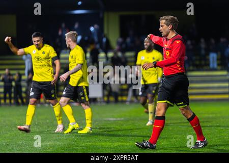 Cranbourne, Victoria, Australien. August 2024. ALEX KING (REF) vergibt einen Elfmeterschießen gegen Heidelberg United FC. Heidelberg United FC war Gastgeber des Central Coast Mariners FC im Olympiapark in Heidelberg. (Kreditbild: © James Forrester/ZUMA Press Wire) NUR REDAKTIONELLE VERWENDUNG! Nicht für kommerzielle ZWECKE! Stockfoto