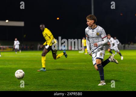 Cranbourne, Victoria, Australien. August 2024. LUCAS MAURAGIS (12) des Central Coast Mariners FC führt den Ball in der zweiten Halbzeit nach unten. Heidelberg United FC war Gastgeber des Central Coast Mariners FC im Olympiapark in Heidelberg. (Kreditbild: © James Forrester/ZUMA Press Wire) NUR REDAKTIONELLE VERWENDUNG! Nicht für kommerzielle ZWECKE! Stockfoto