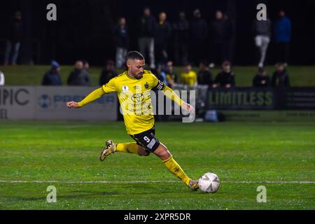 Cranbourne, Victoria, Australien. August 2024. ADRIAN ZAHRA (9) von Heidelberg United FC macht in der zweiten Halbzeit den Ball frei. Heidelberg United FC war Gastgeber des Central Coast Mariners FC im Olympiapark in Heidelberg. (Kreditbild: © James Forrester/ZUMA Press Wire) NUR REDAKTIONELLE VERWENDUNG! Nicht für kommerzielle ZWECKE! Stockfoto