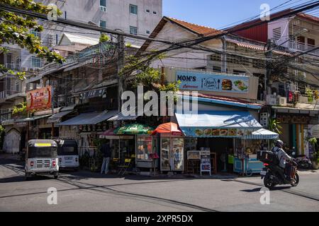 Stromleitungen und Mom's Restaurant im Stadtzentrum, Phnom Penh, Phnom Penh, Kambodscha, Asien Stockfoto