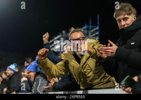 Cranbourne, Victoria, Australien. August 2024. Ein Fan von Heidelberg United FC feiert sein zweites Tor im Spiel. Heidelberg United FC war Gastgeber des Central Coast Mariners FC im Olympiapark in Heidelberg. (Kreditbild: © James Forrester/ZUMA Press Wire) NUR REDAKTIONELLE VERWENDUNG! Nicht für kommerzielle ZWECKE! Stockfoto