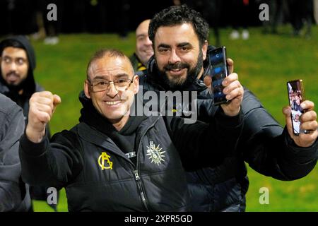 Cranbourne, Victoria, Australien. August 2024. Die Fans von Heidelberg United FC feiern den Sieg nach dem letzten Pfeifen. Heidelberg United FC war Gastgeber des Central Coast Mariners FC im Olympiapark in Heidelberg. (Kreditbild: © James Forrester/ZUMA Press Wire) NUR REDAKTIONELLE VERWENDUNG! Nicht für kommerzielle ZWECKE! Stockfoto