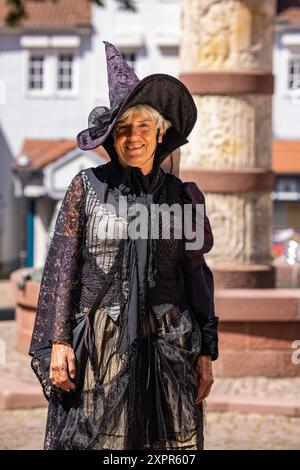 Frau im Kostüm der Figur „Hexe“ aus dem Märchen „Hänsel und Gretel“ der Brüder Grimm, Steinau an der Straße, Spessart-Festland, HES Stockfoto