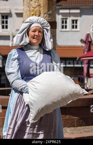 Frau im Kostüm der Figur „Frau Holle“ aus dem Märchen „Frau Holle“ der Brüder Grimm, Steinau an der Straße, Spessart-Festland, H Stockfoto