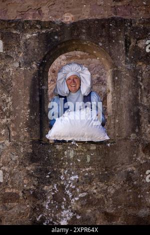 Frau im Kostüm der Figur „Frau Holle“ aus dem Märchen „Frau Holle“ der Brüder Grimm, Steinau an der Straße, Spessart-Festland, H Stockfoto