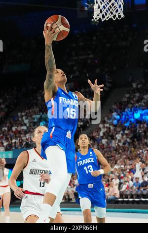 Paris, Frankreich. August 2024. Gabby Williams aus Frankreich (15) macht einen Layup, als Leonie Fiebich aus Deutschland (13) bei einem Viertelfinalspiel der Frauen im Basketball bei den Olympischen Spielen 2024 in Paris am Mittwoch, den 7. August 2024, ansieht. Foto: Richard Ellis/UPI Credit: UPI/Alamy Live News Stockfoto