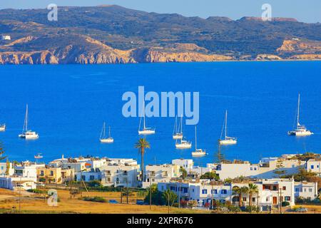 Blick auf den Hafen von Adamas, Adamas, Milos, Kykladen, Griechenland Stockfoto