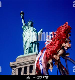 Freiheitsstatue, Mohnkranz zum Gedenken, blauer Himmel, New York City, Bundesstaat New York, NYC, USA, Stockfoto