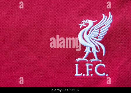 Deutschland, Uhingen - 28. April 2024: Vereinslogo Liverpool FC mit dem Liver Bird auf einem roten Trikot. Stockfoto