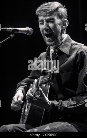 Sänger Songwriter James Grant (ehemaliger Leadsänger von Love and Money) trat während eines Live-Konzerts auf der Bühne auf Stockfoto