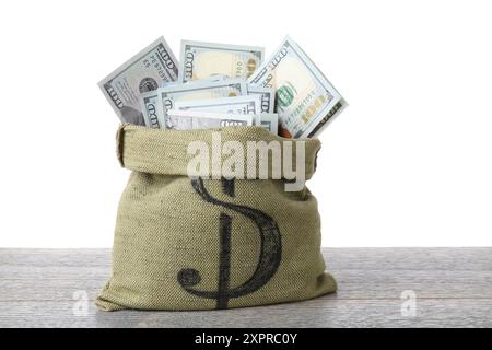 Dollar-Banknoten in der Tasche auf Holztisch vor weißem Hintergrund Stockfoto