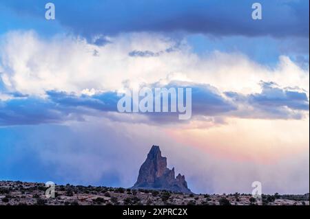 Agathla Peak nahe Kayenta in einem Sandsturm, Arizona, USA, USA Stockfoto