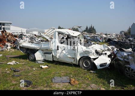 HATAY, TURKIYE - 26. FEBRUAR 2024: Zertrümmerte Fahrzeuge während des Hatay-Erdbebens vom 6. Februar 2023 Stockfoto