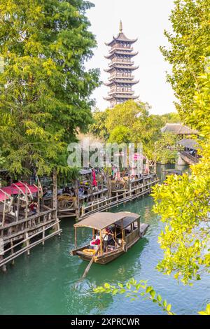 Holzboot fährt zur Bailischen Tempelpagode in Wuzhen, China Stockfoto