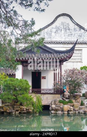 Historischer Pavillon im Garten des Meisters der Netze von Suzhou, China Stockfoto