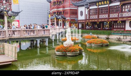 Weiße Skulptur auf einer Blumeninsel in den Yu-Gärten von Shanghai, China Stockfoto