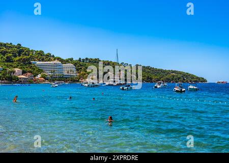 LOPUD, KROATIEN - 28. JUNI 2024: Urlauber genießen Sommerurlaub und kristallklares Wasser der Adria um Lopud, eine der Elaphiti-Inseln Stockfoto