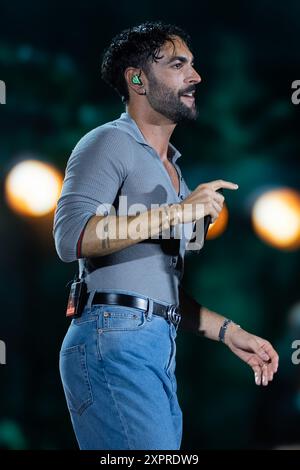 Marco Mengoni tritt live auf der Piazza del Plebiscito bei der Tropico Tour 2024 auf. Stockfoto