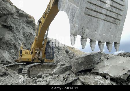 Marl-Gewinnung im Steinbruch für Zementwerk Stockfoto