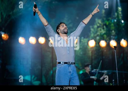 Marco Mengoni tritt live auf der Piazza del Plebiscito bei der Tropico Tour 2024 auf. Stockfoto