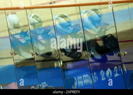 Die Franzosen Clara Copponi, Valentine Fortin, Marion Borras und Marie Le Net während des Finals der Frauen-Mannschaft Pursuit im National Velodrome in Saint-Quentin-en-Yvelines am zwölften Tag der Olympischen Spiele 2024 in Frankreich. Bilddatum: Mittwoch, 7. August 2024. Stockfoto