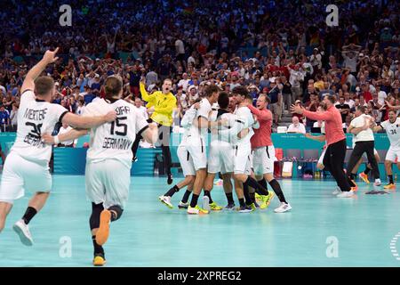 Lille, Frankreich. August 2024. Die Spieler Deutschlands feiern nach dem Handballspiel der Männer zwischen Deutschland und Frankreich bei den Olympischen Spielen 2024 in Lille am 7. August 2024. Quelle: Meng Dingbo/Xinhua/Alamy Live News Stockfoto