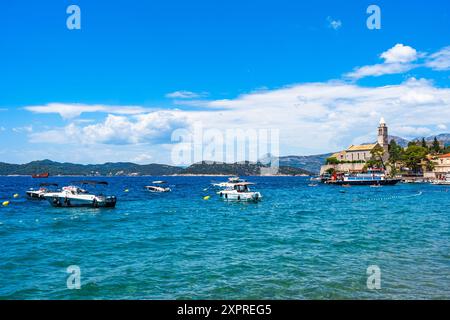 LOPUD, KROATIEN - 28. JUNI 2024: Urlauber genießen Sommerurlaub und kristallklares Wasser der Adria um Lopud, eine der Elaphiti-Inseln Stockfoto