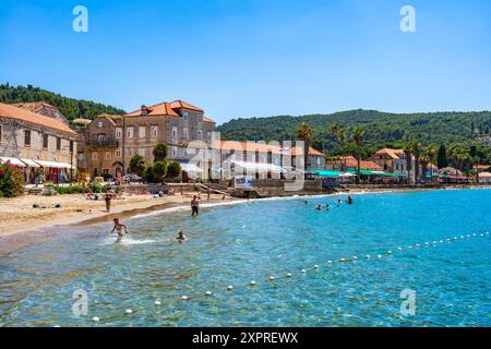 LOPUD, KROATIEN - 28. JUNI 2024: Urlauber genießen Sommerurlaub und kristallklares Wasser der Adria um Lopud, eine der Elaphiti-Inseln Stockfoto