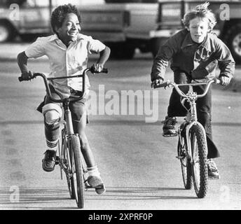 Austin Texas USA, 1984: Der schwarze Schüler Patrick Skeaton, der sein rechtes Bein aufgrund einer Spina bifida verlor, fährt mit seiner neuen Beinprothese auf einem Fahrrad. Teil einer erweiterten Fotofunktion. ©Bob Daemmrich Stockfoto