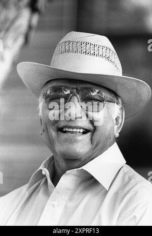 San Antonio Texas USA, 1993: EP-0094 hispanische Großeltern mit Brille und Strohhut. Model Veröffentlicht ©Bob Daemmrich Stockfoto