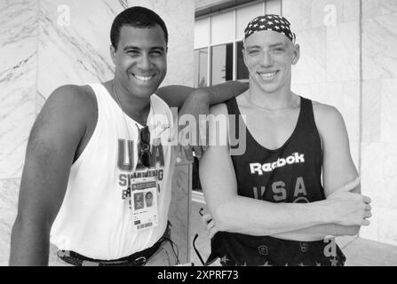 Der US-Schwimmtrainer CHRISTOPHER A. MARTIN (links) und NELSON DIEBEL, Mitglied der US-Olympischen Schwimmmannschaft, entspannen sich bei den Olympischen Spielen 1992 in Barcelona, Spanien. Diebel gewann Goldmedaillen im 100-Meter-Brustschlag und im 400-Meter-Medley-Staffel bei den Sommerspielen in Barcelona. ©Bob Daemmrich Stockfoto
