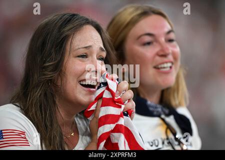 Paris, Frankreich. August 2024. Zuschauer sehen die Männer-Sprint-Wettbewerbe auf der Radstrecke bei den Olympischen Spielen 2024 in Paris, Frankreich, 7. August 2024. Quelle: Hu Huhu/Xinhua/Alamy Live News Stockfoto