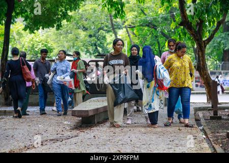 Dhaka, Bangladesch. August 2024. Bangladeschische Studenten reinigen Straßen und Plätze auf dem Campus der Dhaka University in Dhaka, Bangladesch, 07. August 2024. (Kreditbild: © Suvra Kanti das/ZUMA Press Wire) NUR REDAKTIONELLE VERWENDUNG! Nicht für kommerzielle ZWECKE! Quelle: ZUMA Press, Inc./Alamy Live News Stockfoto