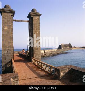 Puente de Las Bolas (Brücke) und San Gabriel Schloss. Arrecife. Lanzarote. Kanarischen Inseln. Spanien Stockfoto