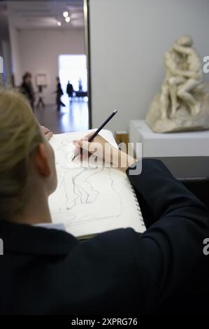Junge Frau, die den Kuss zeichnet, von Auguste Rodin, Tate Modern. London. England. UK. Stockfoto