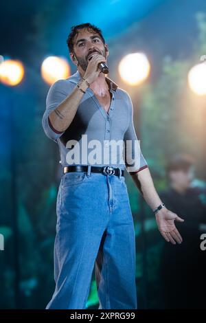 Neapel, Italien. Juni 2024. Marco Mengoni tritt live auf der Piazza del Plebiscito bei der Tropico Tour 2024 auf. (Foto: Andrea Gulí/SOPA Images/SIPA USA) Credit: SIPA USA/Alamy Live News Stockfoto