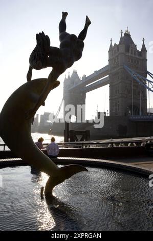 Mädchen mit einer Dolphin-Skulptur von David Wynne, Tower Bridge, London. England, Großbritannien Stockfoto