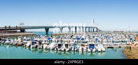 Die Konstitutionsbrücke, genannt La Pepa, in der Bucht von Cadiz, Andalusien. Spanien. Europa Stockfoto