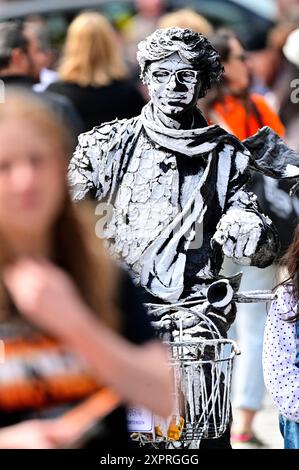 Edinburgh, Schottland. Mittwoch, 7. August 2024. Ein lebendiger Statuenkünstler auf der EdinburghÕs High St (Royal Mile) während des Edinburgh Fringe Festivals. Kredit: Brian D Anderson Kredit: Brian Anderson/Alamy Live News Stockfoto