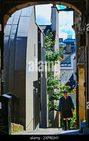 Edinburgh, Schottland. Mittwoch, 7. August 2024. Die Einheimischen von Edinburgh nehmen während des lebhaften Edinburgh Fringe Festivals die ruhigeren Straßen ein. Kredit: Brian D Anderson Kredit: Brian Anderson/Alamy Live News Stockfoto