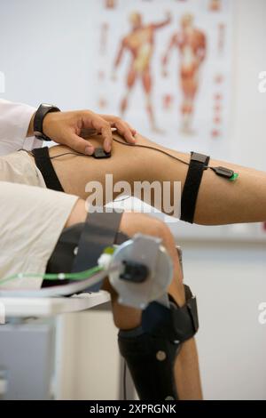 Biomechanik: Forscher entwickeln Exoskelett für Menschen mit Muskelschwäche in den unteren Gliedmaßen. Fatronik Foundation, Researc Stockfoto