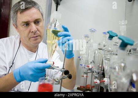 Physik- und Chemielabor. Untersuchungen auf Schadstoffe in Wein. AZTI-Tecnalia. Technologiezentrum, spezialisiert auf Marine- und Lebensmittelforschung. Suk Stockfoto