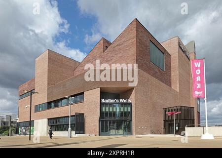 Sadlers Wells East, der neue Theater- und Studiokomplex am Stratford Waterfront im Queen Elizabeth Olympic Park in London, Großbritannien. Außenansicht. Stockfoto