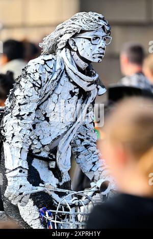 Edinburgh, Schottland. Mittwoch, 7. August 2024. Ein lebendiger Statuenkünstler auf der EdinburghÕs High St (Royal Mile) während des Edinburgh Fringe Festivals. Kredit: Brian D Anderson Kredit: Brian Anderson/Alamy Live News Stockfoto