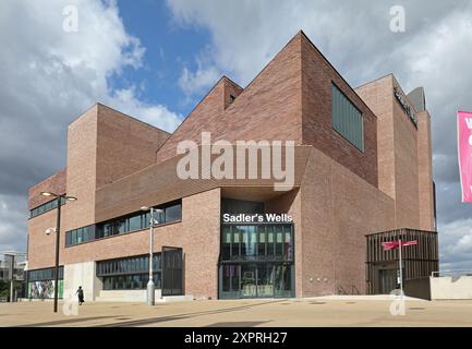 Sadlers Wells East, der neue Theater- und Studiokomplex am Stratford Waterfront im Queen Elizabeth Olympic Park in London, Großbritannien. Außenansicht. Stockfoto