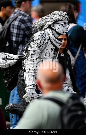 Edinburgh, Schottland. Mittwoch, 7. August 2024. Ein lebendiger Statuenkünstler auf der EdinburghÕs High St (Royal Mile) während des Edinburgh Fringe Festivals. Kredit: Brian D Anderson Kredit: Brian Anderson/Alamy Live News Stockfoto