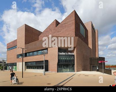 Sadlers Wells East, der neue Theater- und Studiokomplex am Stratford Waterfront im Queen Elizabeth Olympic Park in London, Großbritannien. Außenansicht. Stockfoto